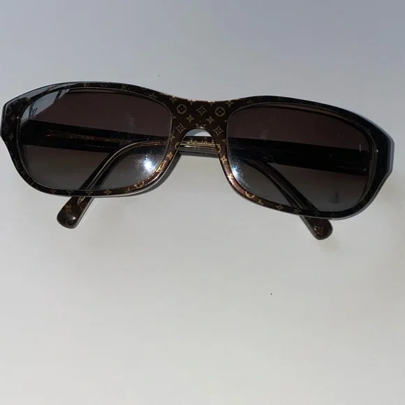 Louis Vuitton Sunglasses - Picture 4 of 7